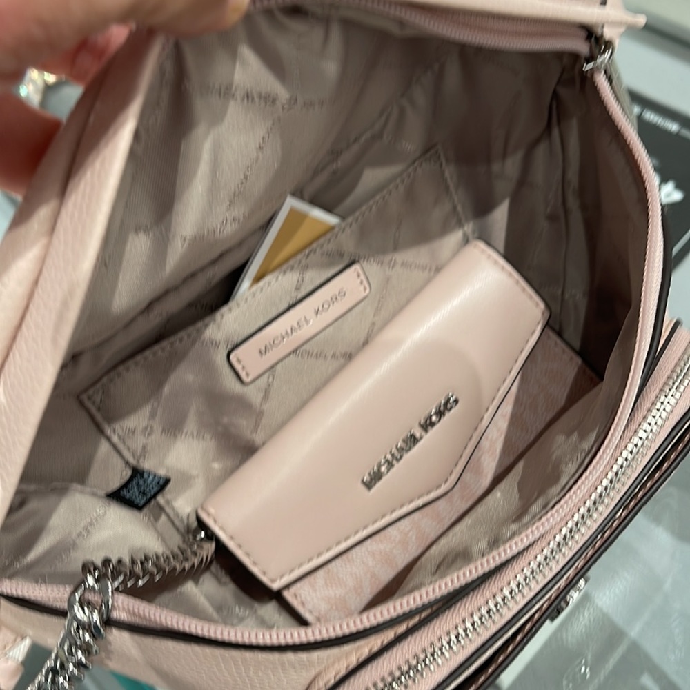 MICHAEL KORS
Maisie Large Pebbled Leather 2-in-1 Sling Pack
LT Powder Blush
NWT - Picture 15 of 16